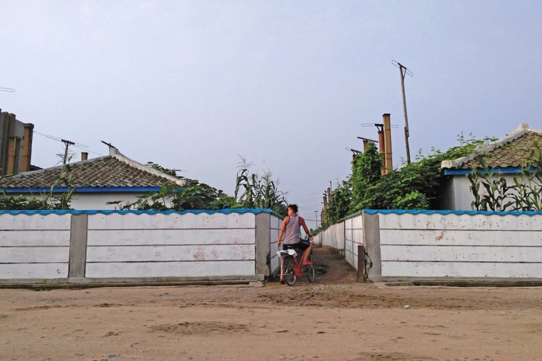 Triều Tiên qua những bức ảnh ‘chụp lén’ bằng điện thoại ảnh 4