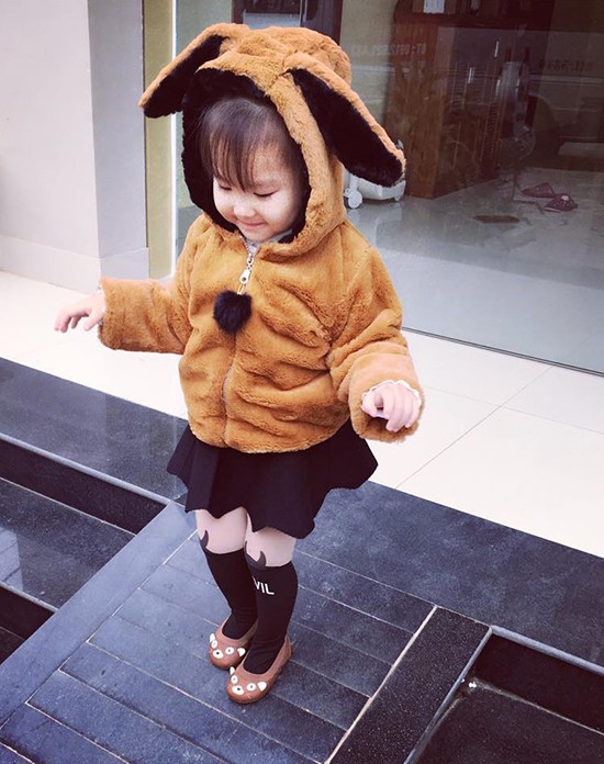 Bé gái 3 tuổi ở Tuyên Quang ăn mặc 'già trước tuổi' gây sốt mạng ảnh 7