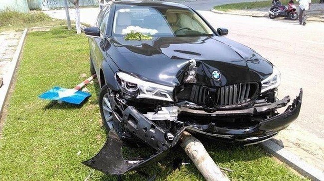 Khách Việt lái thử, xe sang BMW hơn 4 tỷ nát đầu ảnh 1