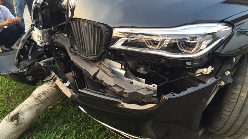 Khách Việt lái thử, xe sang BMW hơn 4 tỷ nát đầu ảnh 2