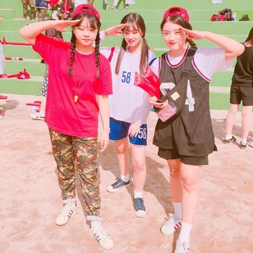 Rộ trào lưu chụp ảnh tạo dáng giống ‘Hậu duệ mặt trời’ ảnh 3