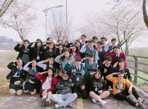 Rộ trào lưu chụp ảnh tạo dáng giống ‘Hậu duệ mặt trời’ ảnh 2