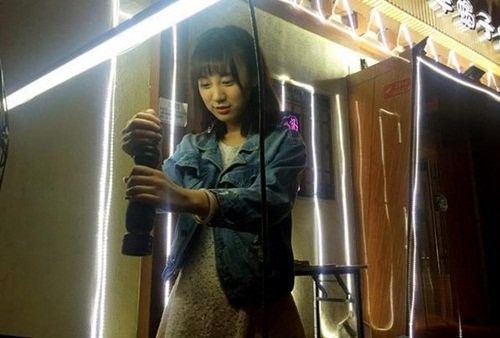 Hot girl bán thịt xiên sở hữu vẻ đẹp trong sáng như 'nữ thần' ảnh 1