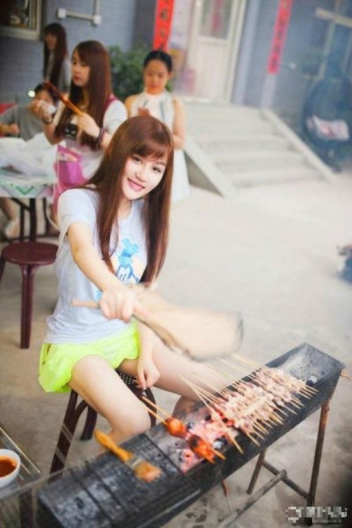 Hot girl bán thịt xiên sở hữu vẻ đẹp trong sáng như 'nữ thần' ảnh 4