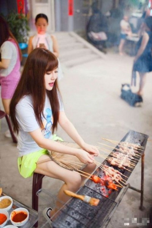 Hot girl bán thịt xiên sở hữu vẻ đẹp trong sáng như 'nữ thần' ảnh 5