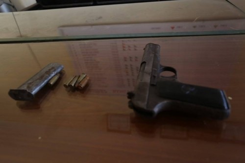 Tạm giữ hai người dân đánh chết 'cẩu tặc' nã súng vào dân ảnh 1