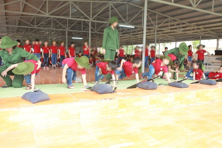 Học sinh tiểu học cầm súng và ngắm bắn chỉ để... chụp ảnh? ảnh 1