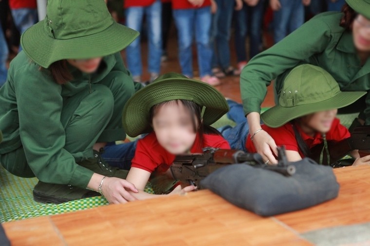 Học sinh tiểu học cầm súng và ngắm bắn chỉ để... chụp ảnh? ảnh 2