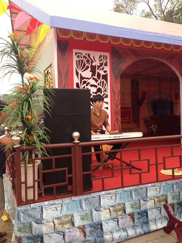 Những hình ảnh xấu tại trung tâm Lễ hội Đền Hùng 2016 ảnh 1