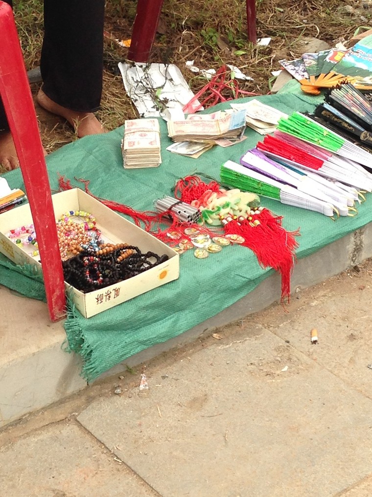 Những hình ảnh xấu tại trung tâm Lễ hội Đền Hùng 2016 ảnh 6