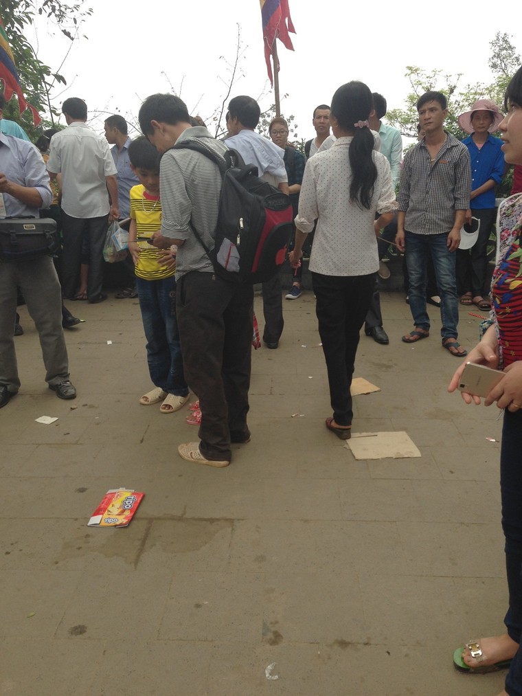 Những hình ảnh xấu tại trung tâm Lễ hội Đền Hùng 2016 ảnh 10