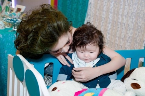 Elly Trần ôm ấp quý tử nhỏ thành tâm điểm giữa lượng fan khổng lồ ảnh 3