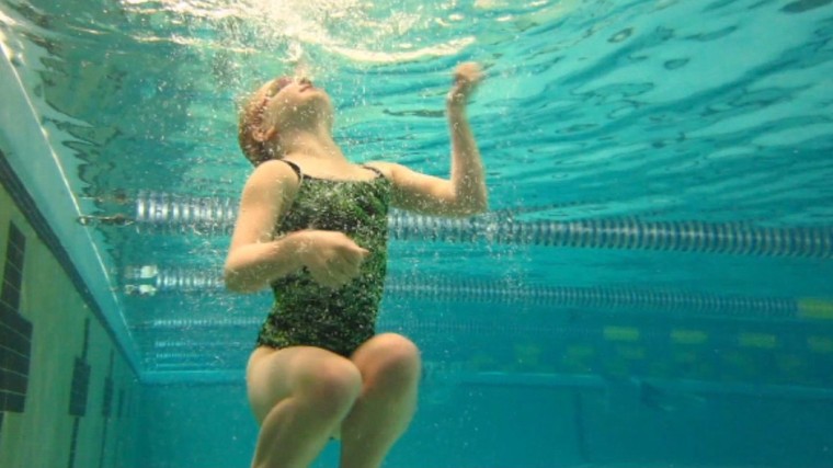 4 bước ‘bơi tự cứu’ giúp thoát chết dù không biết bơi ảnh 1