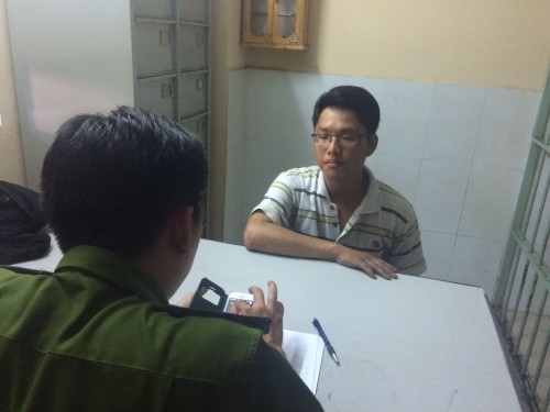 Dàn cảnh cướp 10 lượng vàng rồi run sợ trốn trong nhà bạn gái ảnh 1