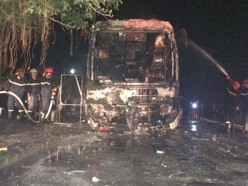 Đốt cháy xe khách hàng tỷ đồng của người cho đi nhờ ảnh 1