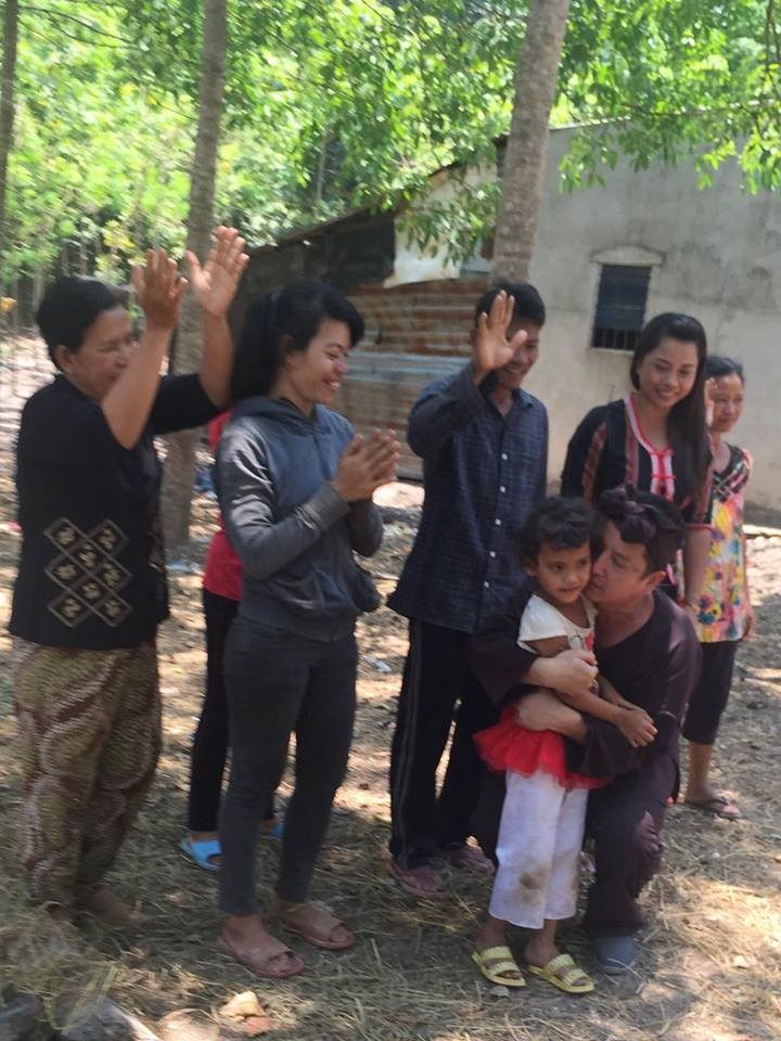 Chí Trung chân chất thế Minh Béo trao bò Lục lạc vàng cho bà con ảnh 4