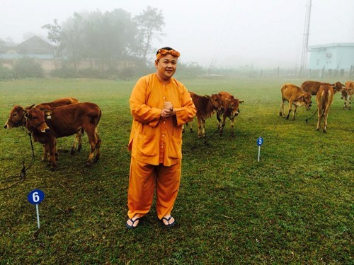 Chí Trung chân chất thế Minh Béo trao bò Lục lạc vàng cho bà con ảnh 2