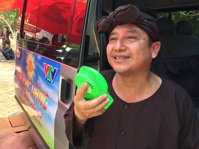 Chí Trung chân chất thế Minh Béo trao bò Lục lạc vàng cho bà con ảnh 6