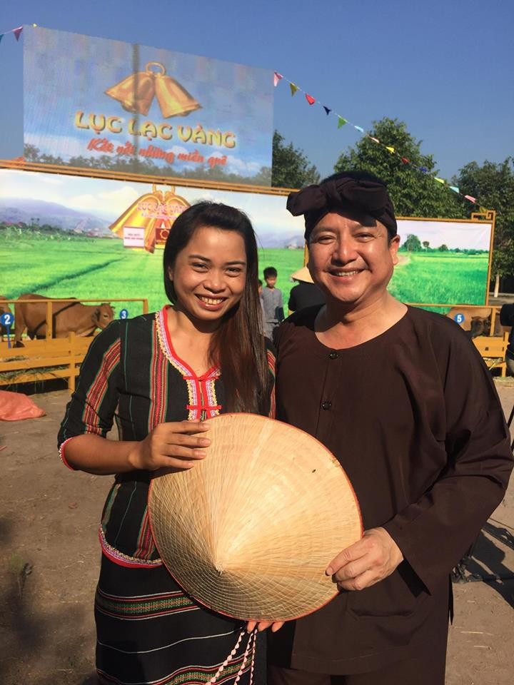 Chí Trung chân chất thế Minh Béo trao bò Lục lạc vàng cho bà con ảnh 5