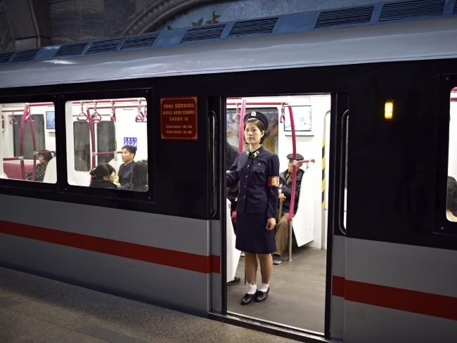 Những bức ảnh hiếm hoi chụp ở ga tàu điện ngầm Triều Tiên ảnh 7