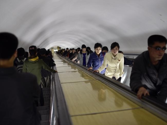 Những bức ảnh hiếm hoi chụp ở ga tàu điện ngầm Triều Tiên ảnh 5