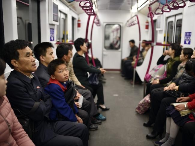 Những bức ảnh hiếm hoi chụp ở ga tàu điện ngầm Triều Tiên ảnh 4