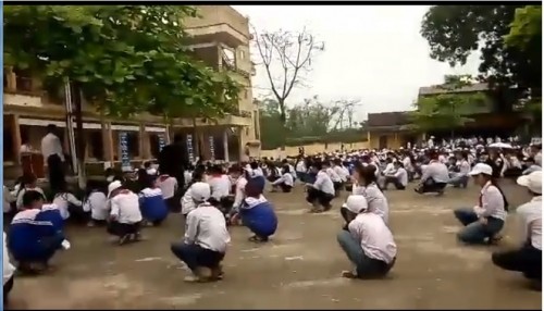 Thầy giáo bắt 3 học sinh xách nước ao rửa nước tiểu suốt 1 tháng ảnh 3