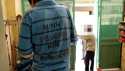 Câu chuyện chiếc áo 'Xin Đừng Đánh' của Minh hấp ảnh 1