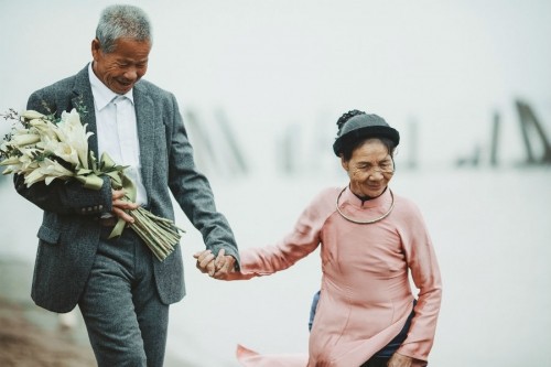 Nghẹn ngào với ‘đám cưới cổ tích’ của hai ông bà lão nhặt rác ảnh 4