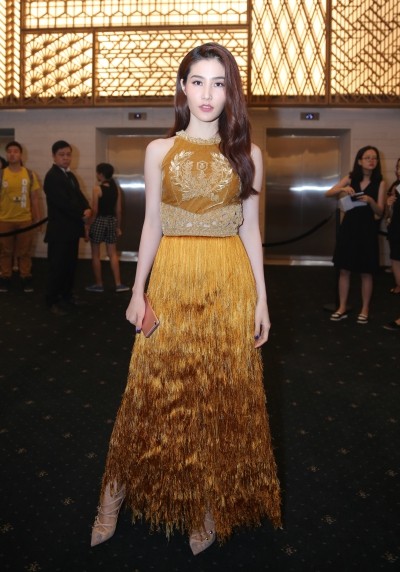 Ngọc Trinh khoe eo, Hari Won 'rủ' Hà Hồ khoe ngực trên thảm đỏ ảnh 11