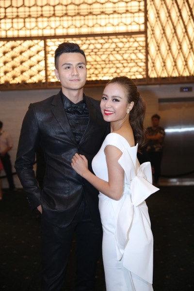 Ngọc Trinh khoe eo, Hari Won 'rủ' Hà Hồ khoe ngực trên thảm đỏ ảnh 7