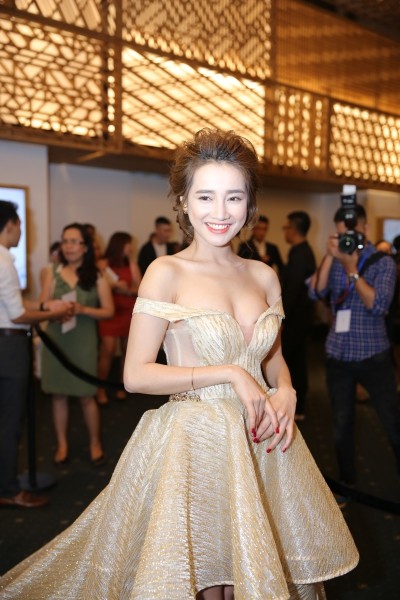 Ngọc Trinh khoe eo, Hari Won 'rủ' Hà Hồ khoe ngực trên thảm đỏ ảnh 5