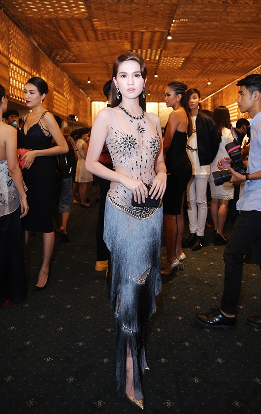 Ngọc Trinh khoe eo, Hari Won 'rủ' Hà Hồ khoe ngực trên thảm đỏ ảnh 4