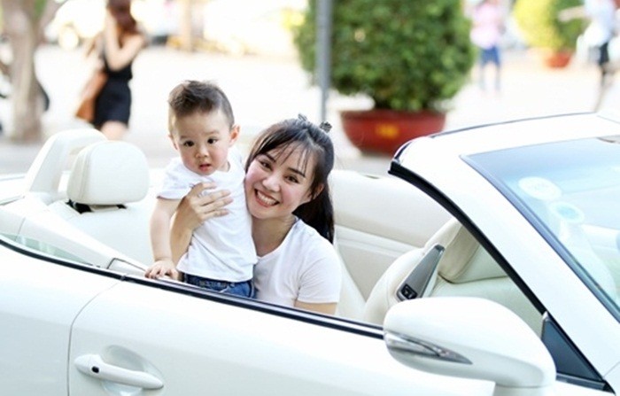 Vy Oanh cùng con trai diện style cực chất lái xế sang đi dạo ảnh 1