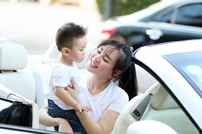 Vy Oanh cùng con trai diện style cực chất lái xế sang đi dạo ảnh 2