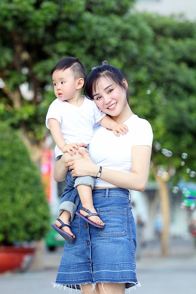 Vy Oanh cùng con trai diện style cực chất lái xế sang đi dạo ảnh 11