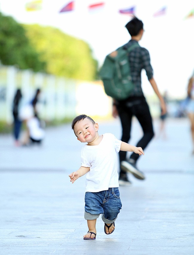 Vy Oanh cùng con trai diện style cực chất lái xế sang đi dạo ảnh 10