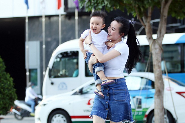 Vy Oanh cùng con trai diện style cực chất lái xế sang đi dạo ảnh 7