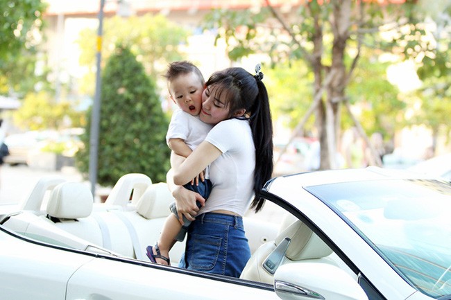 Vy Oanh cùng con trai diện style cực chất lái xế sang đi dạo ảnh 3