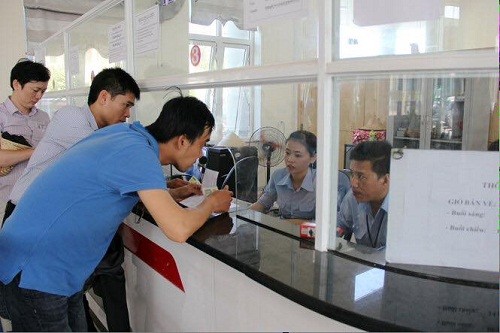 Hơn 2.000 du khách chen chân mua vé rời đảo Lý Sơn ảnh 1