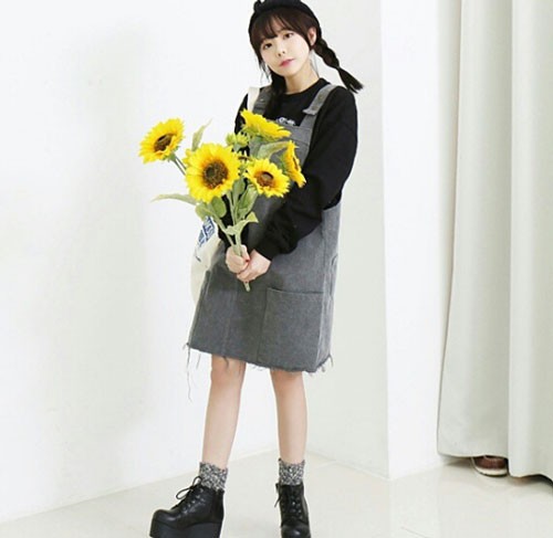 Không ai tin đây là mẹ của 2 đứa trẻ vì quá trẻ con ảnh 1