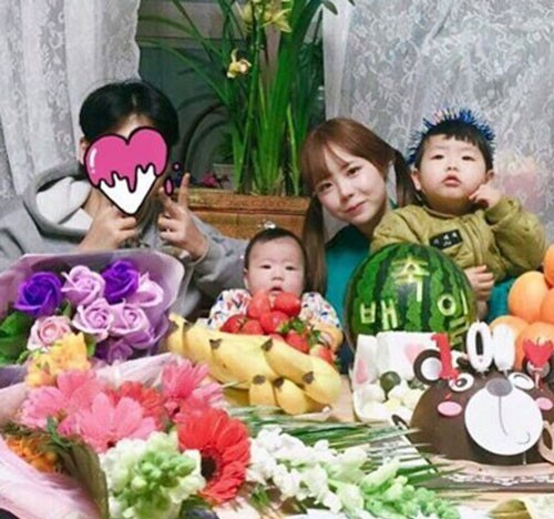 Không ai tin đây là mẹ của 2 đứa trẻ vì quá trẻ con ảnh 10