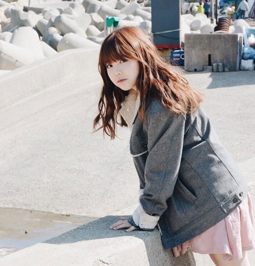 Không ai tin đây là mẹ của 2 đứa trẻ vì quá trẻ con ảnh 12