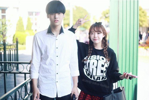 Không ai tin đây là mẹ của 2 đứa trẻ vì quá trẻ con ảnh 2