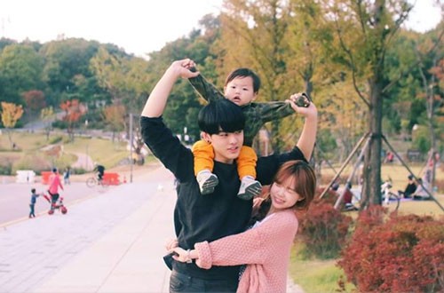 Không ai tin đây là mẹ của 2 đứa trẻ vì quá trẻ con ảnh 4