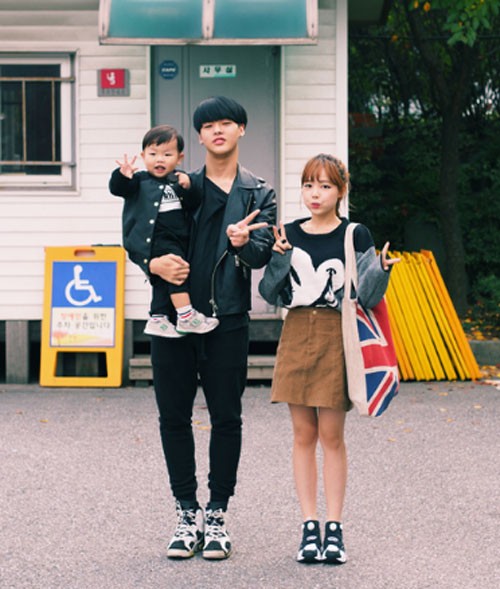 Không ai tin đây là mẹ của 2 đứa trẻ vì quá trẻ con ảnh 5