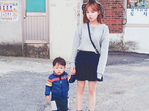 Không ai tin đây là mẹ của 2 đứa trẻ vì quá trẻ con ảnh 6