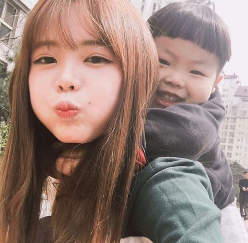 Không ai tin đây là mẹ của 2 đứa trẻ vì quá trẻ con ảnh 7