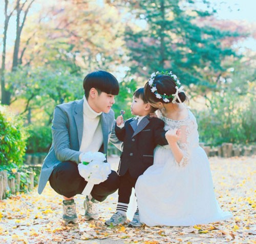 Không ai tin đây là mẹ của 2 đứa trẻ vì quá trẻ con ảnh 8