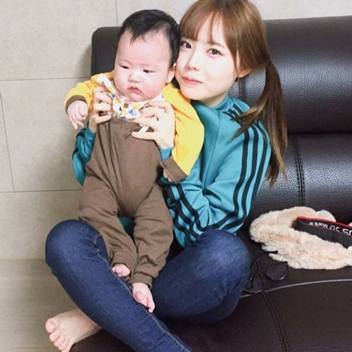 Không ai tin đây là mẹ của 2 đứa trẻ vì quá trẻ con ảnh 9